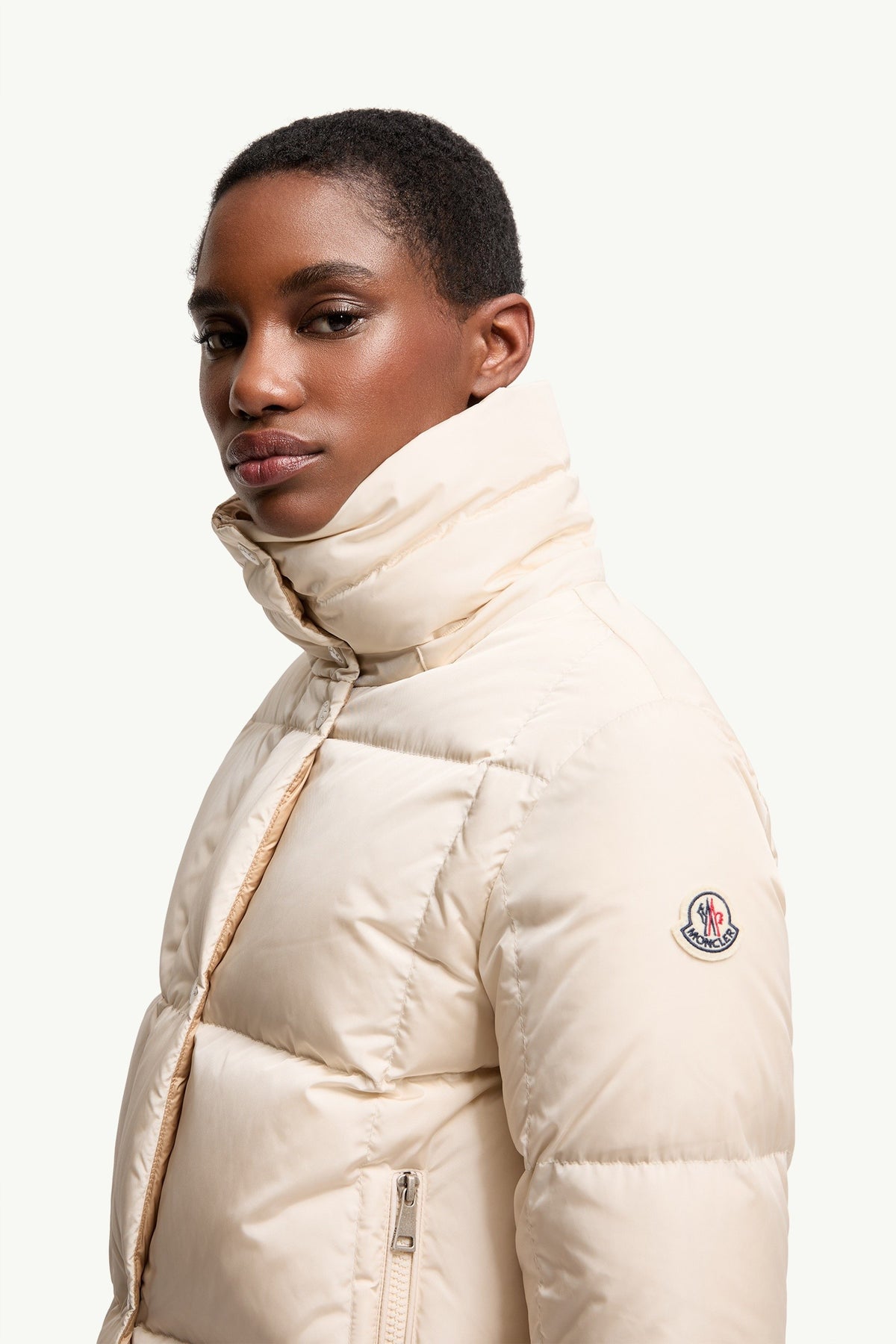 Moncler Castelnew Blanc Ivoire · Doudoune courte à capuche