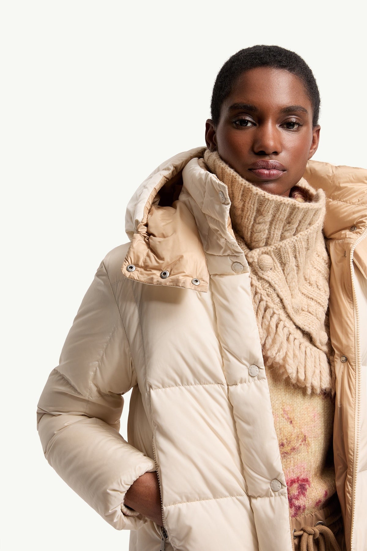 Moncler Castelnew Blanc Ivoire · Doudoune courte à capuche