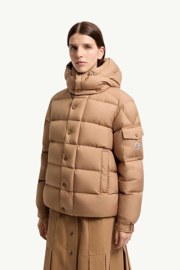 Moncler Maya 70 Beige Chameau · Doudoune courte à capuche