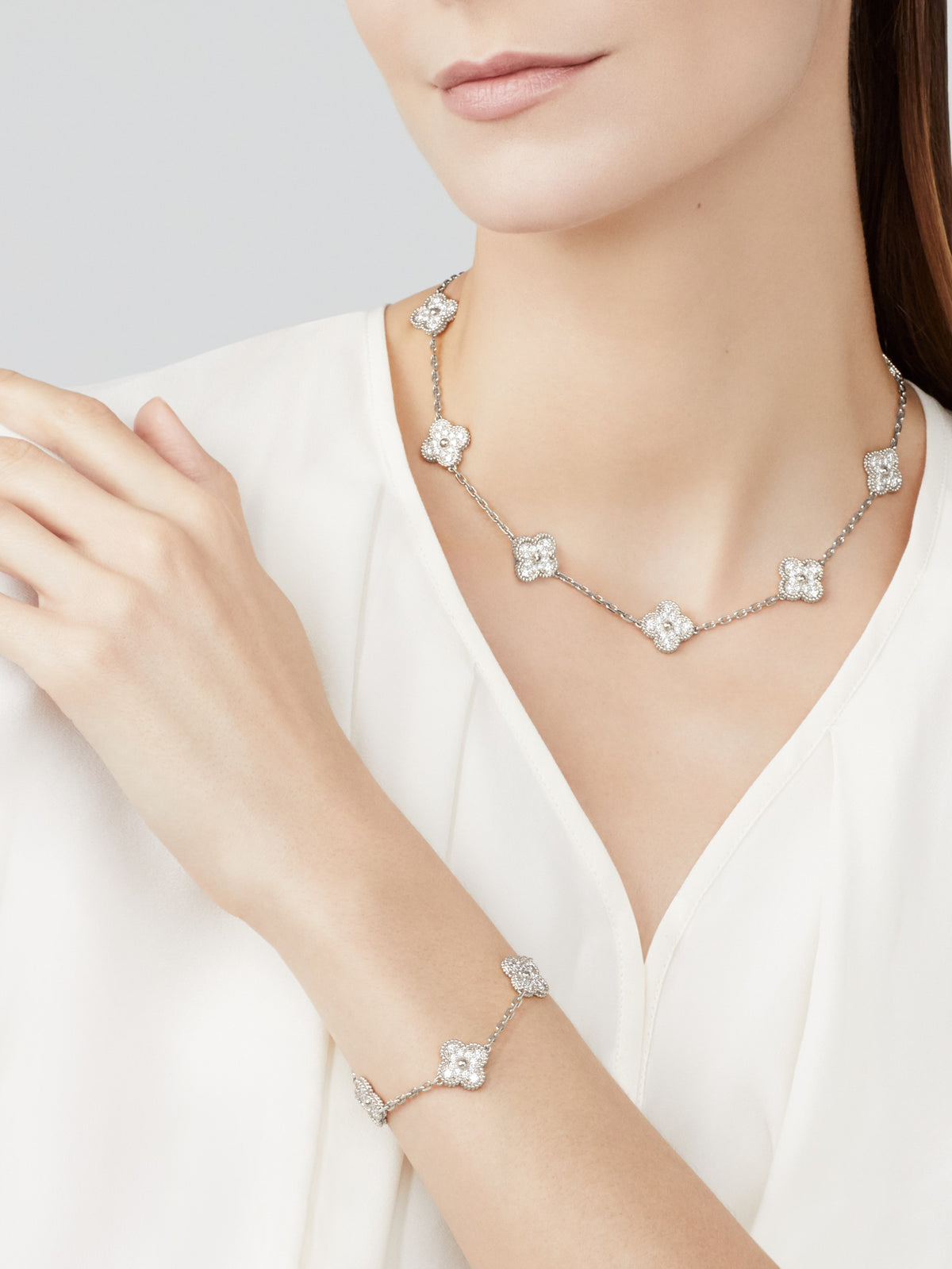 Van Cleef Collier Vintage Alhambra 10 motifs Or Blanc Diamants