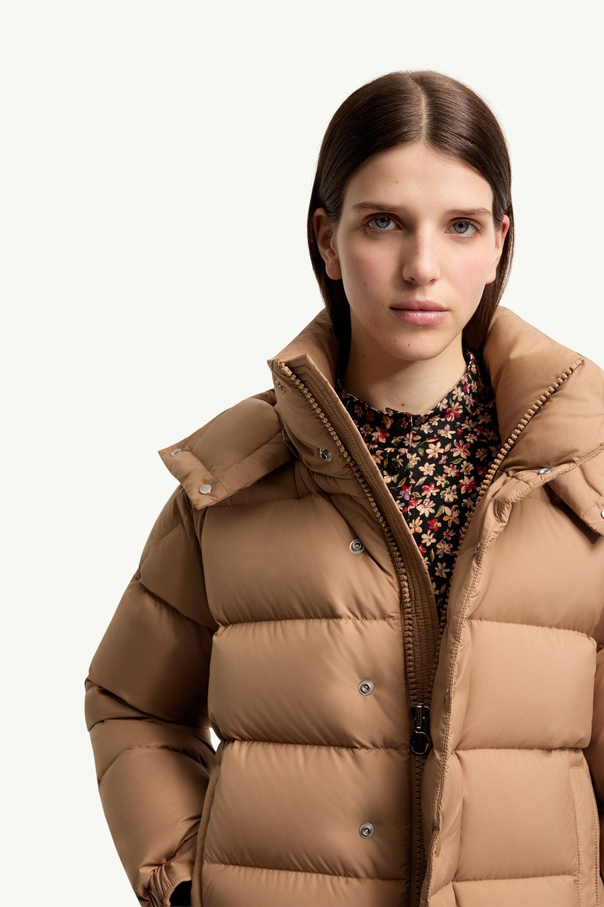 Moncler Maya 70 Beige Chameau · Doudoune courte à capuche
