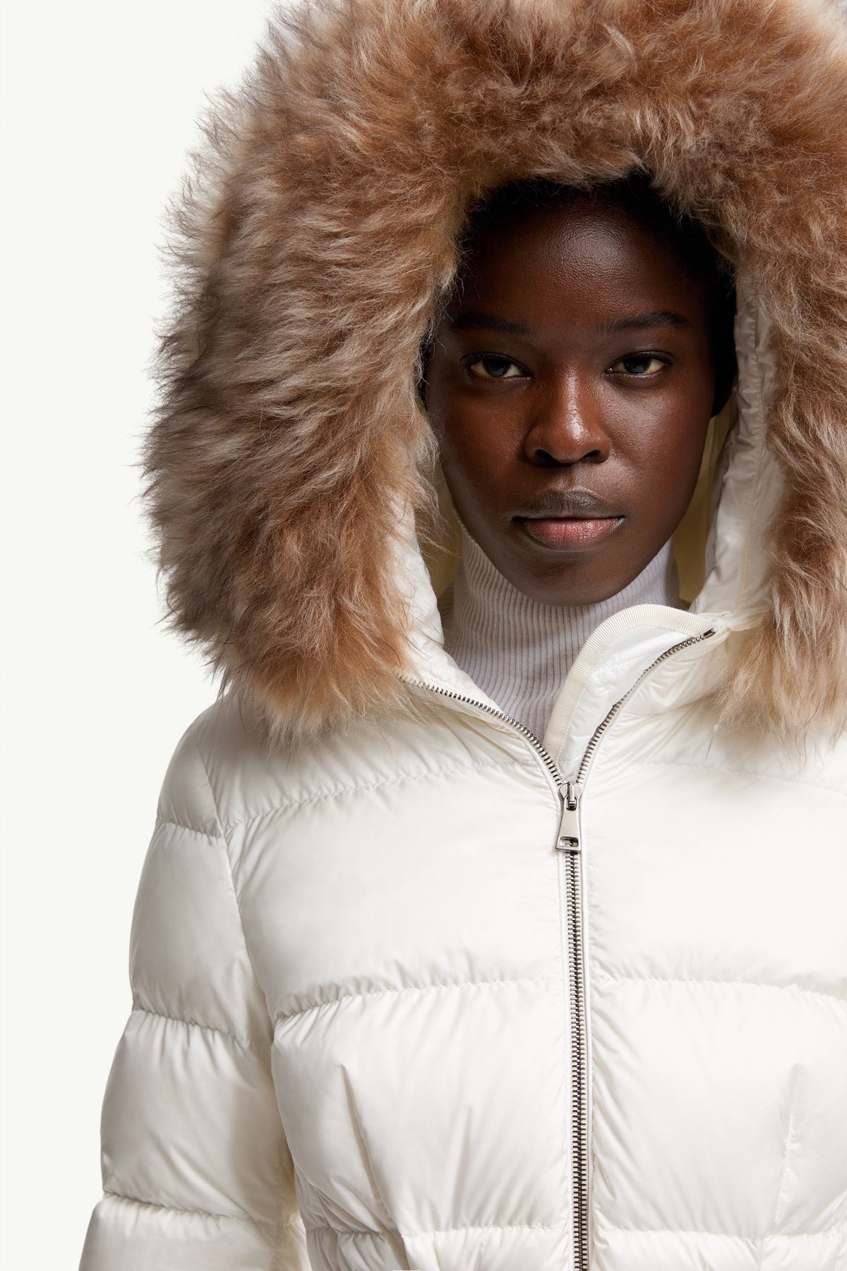 Moncler Boed Blanc et Beige · Doudoune courte bordée de shearling